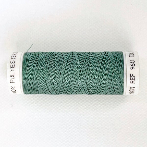 Bobine fil polyester VERT coloris sauge, vendu en bobine de 100M