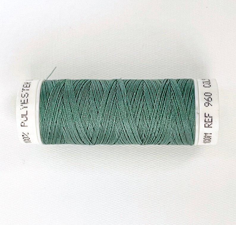 Bobine fil polyester VERT coloris sauge, vendu en bobine de 100M image 1