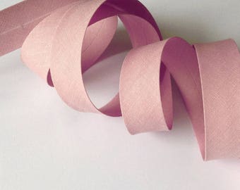 Viés de algodão liso na cor pau-rosa, viés dobrado de 20 mm para costura, vendido por metro.