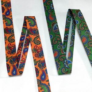 Satinsnedkant med paisleymönster, vikt snedkant 2 cm bred, säljs metervara