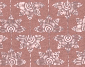 Toile cirée en coton enduit fleur de lotus blanc sur rose indien pour confection nappes vendu par multiples de 10cm (X 142cm de large)