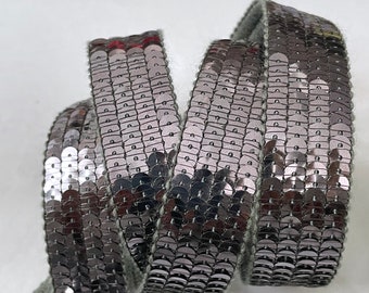 Galon avec sequins ronds coloris GRIS HÉMATITE métallisé en 4 rangs sur 2cm de large, vendu par multiples de 20cm