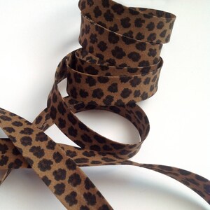 Förvikt 2 cm brett brunt och svart leopardmönstrat bomullssnedband, säljs i multiplar (2M, 5M, 10M, 25M rulle)