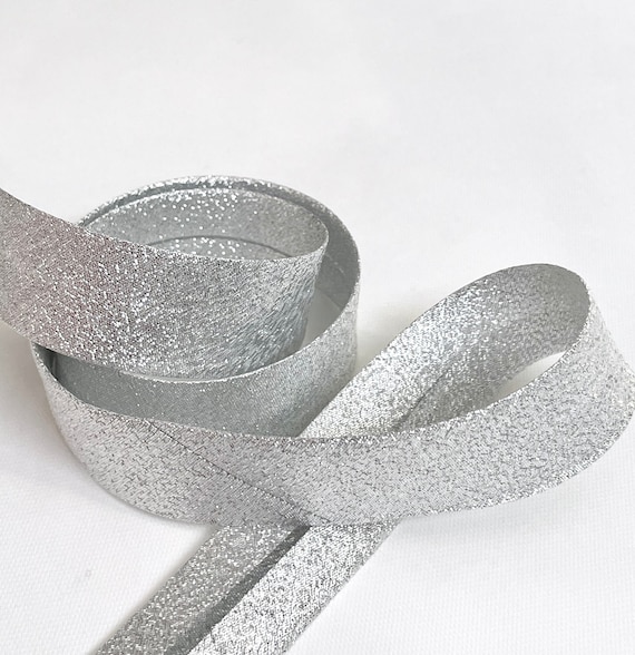 Biais en Lurex argent métallisé souple, 2 plis replié en 2cm de large, vendu par multiples de 1 metre