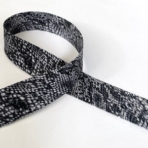 Bias bias pattern snake reptile print in gray and black, pre-folded bias binding 2cm 2 ply, sold by the meter