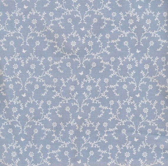 Toile cirée coton bleu lavande imprimé guirlande de fleurs pour nappe, vendu par multiples de 10cm