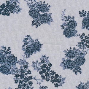 Toile cirée coton fleurie imprimé rétro bouquets de roses bleu sur fond bleu délavé, enduit PVC , vendu a la coupe par multiples de 10cm