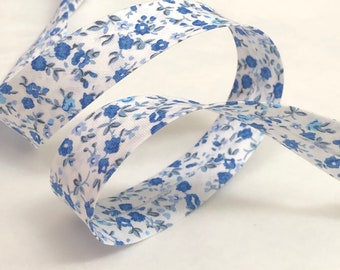 Biais coton motif thème floral imprimé petites fleurs bleu replié 2cm de large, vendu au mètre