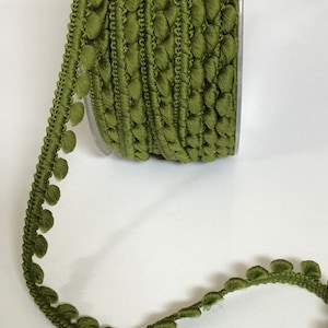 Mini treccia di pompon verde oliva/cachi, venduta al metro