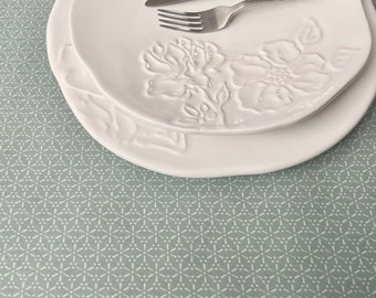 Toile cirée en coton enduit motif japonais imprimé Sakura jade ton vert pastel, vendu par multiples de 10cm