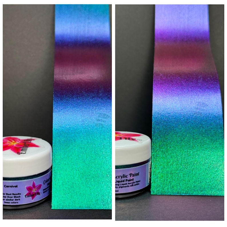 Pu&ograve; includere: Due vasetti di vernice acrilica liquida sono accanto a campioni di colore. I campioni mostrano una sfumatura di colori, dal blu al viola al verde. I vasetti di vernice hanno coperchi bianchi con un motivo floreale e la parola "Carnival" sull'etichetta.