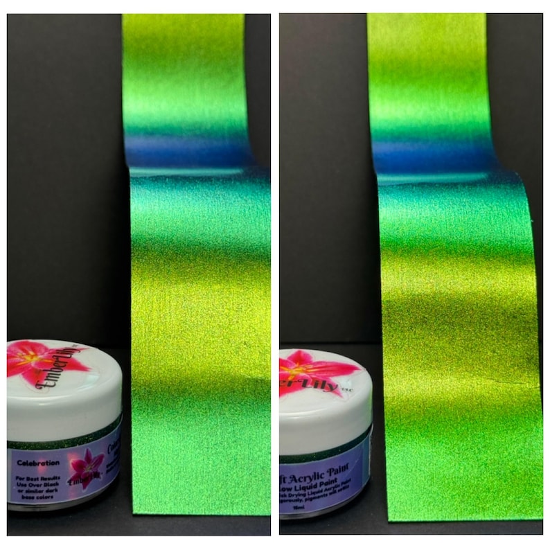 Pu&ograve; includere: Due vasetti di vernice acrilica con un nastro verde e blu metallizzato. I vasetti sono bianchi con un motivo floreale rosa e la scritta "Emberlily". Il nastro ha una sfumatura di verde e blu.