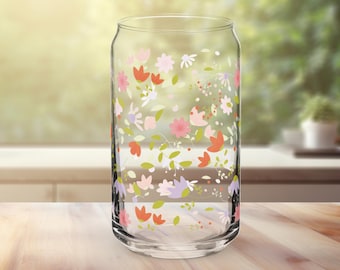 Vaso de cerveza con flores de primavera