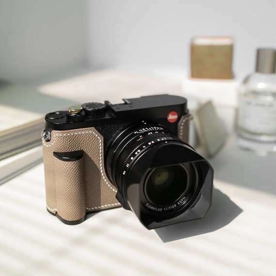 Leica Q3 half case (Type 2) snap fixed / Battery & SD card door access :  LEICA CASES & STRAPS by handcraft - Arte di mano