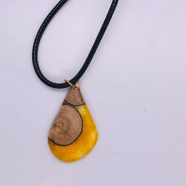 Pendentif en bois et résine époxy jaune, bijou unique réalisé artisanalement