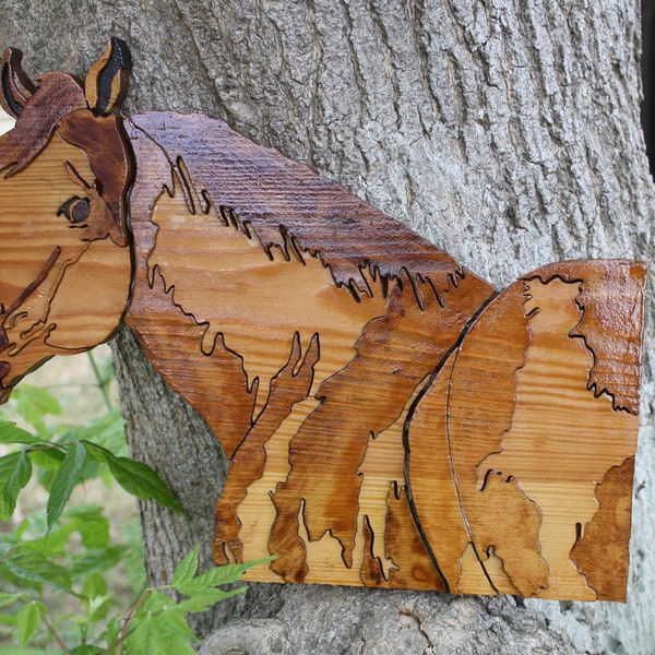 tableau à accrocher Cheval en bois teinté réalisé artisanalement à la scie à chantourner technique de segmentation