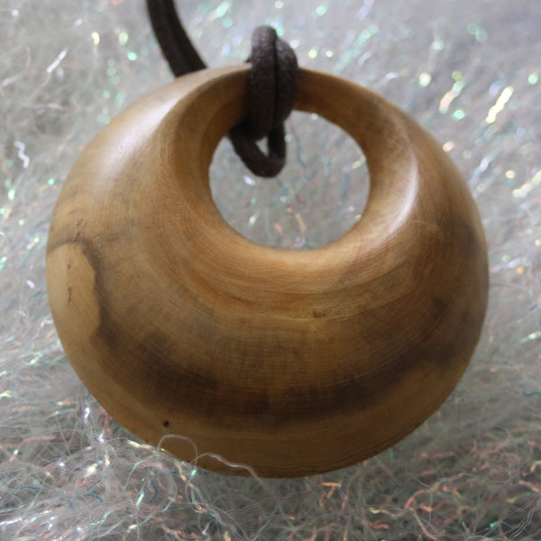 collier, pendentif en bois tourné (buis)