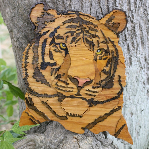 tableau tête de tigre en bois teinté réalisé de façon artisanale à la scie à chantourner méthode de segmentation