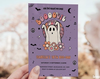 Könnte beinhalten: Lilafarbene Einladung mit einem weißen Geist, der einen Discokugelhut und Blumen trägt. Der Text lautet "Sind Sie bereit für etwas Boogie?" und "Isabell's 18. Boo-Day".