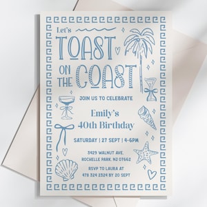 Könnte beinhalten: Eine hellblaue Einladungskarte mit dem Text "Let's Toast on the Coast" und Veranstaltungsdetails. Das Design umfasst Illustrationen einer Palme, Muscheln und eines Cocktailglases. Die Einladung ist für Emilys 40. Geburtstag.