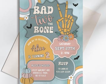 Puede incluir: Una invitación de fiesta con un diseño retro. El texto dice "Bad Two the Bone" con una mano de esqueleto haciendo el signo de la paz. La invitación incluye detalles para el segundo cumpleaños de Alice, con un esquema de color turquesa, melocotón y naranja.