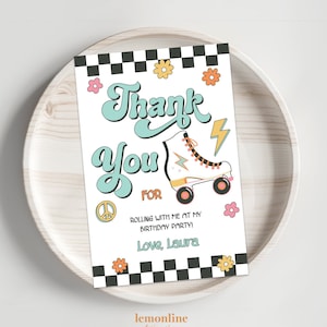 Op de afbeelding: Bedankt voor het komen naar mijn verjaardagsfeestje! Een kleurrijke bedankkaart met een retro-rolschaatsontwerp en een vredesteken.