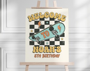 Op de afbeelding: Een retro-stijl verjaardagsfeestbord met een geruite achtergrond en een blauw skateboard met oranje bliksemschichten. Het bord zegt "Welkom bij Noah's 8th Birthday".