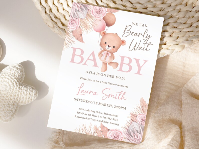 Puede incluir: Una invitaci&oacute;n de baby shower rosa y blanca con un lindo osito de peluche sosteniendo globos. La invitaci&oacute;n dice "We can Bearly Wait" y "Baby Ayla is on her way!" Por favor, &uacute;nase a nosotros para una Baby Shower en honor a Laura Smith. S&aacute;bado, 18 de marzo, 2:00 PM. 4396 Lady Bug Drive, Staten Island. RSVP antes del 1 de marzo al 718-982-3050. Registrado en Target y Baby Bunting.