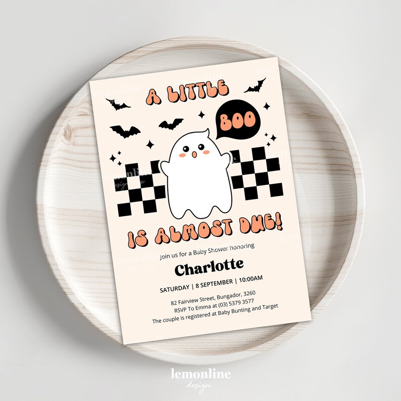 Peut inclure: Une invitation &agrave; une f&ecirc;te pr&eacute;natale sur le th&egrave;me d'Halloween avec une illustration mignonne de fant&ocirc;me. L'invitation indique "A little boo is almost due!" et comprend le nom Charlotte, la date, l'heure et les informations RSVP.