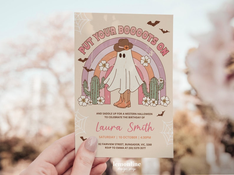 K&ouml;nnte beinhalten: Eine rosa und violette Einladung mit einem Geist, der einen Cowboyhut und Stiefel tr&auml;gt. Der Text lautet "Put your Booots on and saddle up for a Western Halloween to celebrate the birthday of Laura Smith. Samstag, 10. Oktober, 16:30 Uhr. 82 Fairview Street, Bungador, VIC, 3260. RSVP an Emma unter (03) 5379 3577."