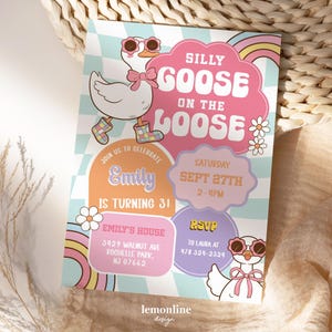 Faire-part d'anniversaire Silly Goose, thème Silly Goose, Silly Goose on The Lose, anniversaire mignon d'oie, invitation d'anniversaire d'oie rose preppy, GOO1