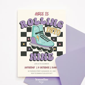 Könnte beinhalten: Eine Geburtstagseinladung mit einem Retro-Design, das ein Paar Rollschuhe auf einem karierten Hintergrund zeigt. Der Text lautet "Alice is rolling into nine". Die Einladung enthält das Datum, die Uhrzeit und den Ort der Party.