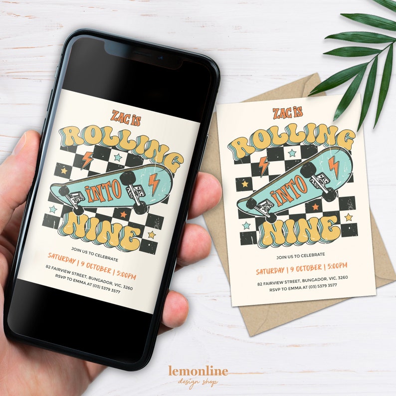 K&ouml;nnte beinhalten: Eine Geburtstagseinladung im Retro-Stil mit einer Skateboard-Grafik und dem Text "Zac is Rolling into Nine". Die Einladung ist in den Farben Gelb, Blau und Orange mit einem karierten Hintergrund.
