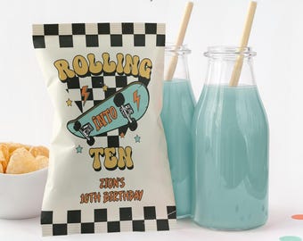 Könnte beinhalten: Ein weißer Chip-Beutel mit einem schwarz-weißen Schachbrettmuster. Der Beutel hat ein Retro-Design mit dem Text "Rolling into Ten" und einer Skateboard-Grafik. Der Text "Zion's 10th Birthday" befindet sich ebenfalls auf dem Beutel.