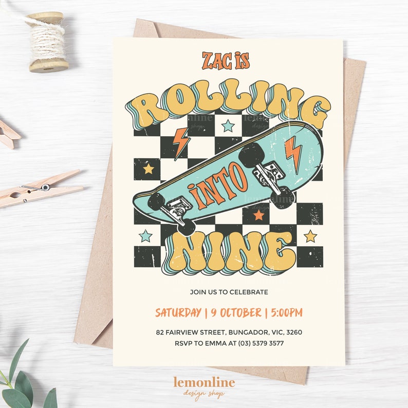 K&ouml;nnte beinhalten: Eine Geburtstagseinladung im Retro-Stil f&uuml;r einen 9. Geburtstag. Die Einladung zeigt ein Skateboard mit einem Blitz-Motiv, einen karierten Hintergrund und den Text "Zac is Rolling into Nine".
