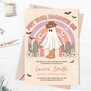 K&ouml;nnte beinhalten: Eine Einladung zu einer Western-Halloween-Party mit einem Geist, der einen Cowboyhut und Stiefel tr&auml;gt. Die Einladung zeigt einen Regenbogen, Kakteen und Flederm&auml;use. Der Text lautet "Put your Booots on" und enth&auml;lt die Partydetails: "And saddle up for a Western Halloween to celebrate the birthday of Laura Smith, Saturday 10 October | 4:30PM, 82 Fairview Street, Bungador, VIC, 3260, RSVP to Emma at (03) 5379 3577."