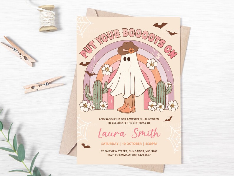 K&ouml;nnte beinhalten: Eine Einladung zu einer Western-Halloween-Party mit einem Geist, der einen Cowboyhut und Stiefel tr&auml;gt. Die Einladung zeigt einen Regenbogen, Kakteen und Flederm&auml;use. Der Text lautet "Put your Booots on" und enth&auml;lt die Partydetails: "And saddle up for a Western Halloween to celebrate the birthday of Laura Smith, Saturday 10 October | 4:30PM, 82 Fairview Street, Bungador, VIC, 3260, RSVP to Emma at (03) 5379 3577."