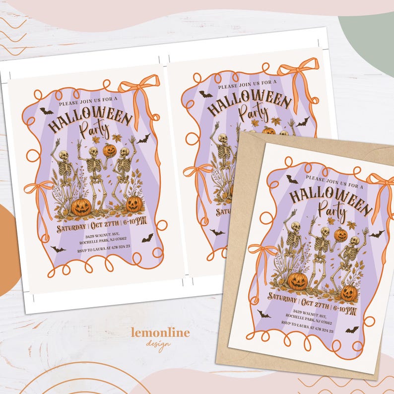 K&ouml;nnte beinhalten: Halloween-Party-Einladungen mit einem lila und orangefarbenen Design. Die Einladungen zeigen Skelette, K&uuml;rbisse und Flederm&auml;use. Der Text lautet "Bitte kommen Sie zu einer Halloween-Party" und enth&auml;lt Datum, Uhrzeit und Ort.