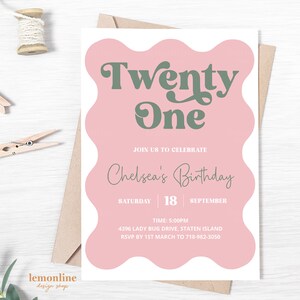 K&ouml;nnte beinhalten: Eine rosafarbene und wei&szlig;e Geburtstagseinladung mit dem Text "Twenty One" in Gr&uuml;n. Die Einladung ist f&uuml;r Chelseas Geburtstag am 18. September. Die Einladung enth&auml;lt die Uhrzeit, die Adresse und die RSVP-Informationen.