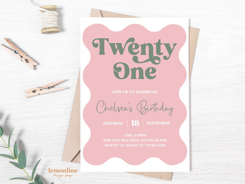 K&ouml;nnte beinhalten: Eine rosafarbene und wei&szlig;e Geburtstagseinladung mit dem Text "Twenty One" in Gr&uuml;n. Die Einladung ist f&uuml;r Chelseas Geburtstag am 18. September. Die Einladung enth&auml;lt die Uhrzeit, die Adresse und die RSVP-Informationen.