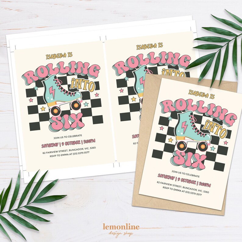 Op de afbeelding: Een verjaardagsuitnodiging met een retro-ontwerp met een rolstoel op een geruite achtergrond. De tekst luidt "Isabella is Rolling into Six" en bevat de datum, tijd en locatie van het feest.