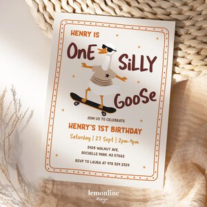 Puede incluir: Una invitación de cumpleaños con un ganso de dibujos animados con gafas de sol y montado en monopatín. El texto dice "Henry is One Silly Goose" e incluye detalles de la fiesta. Tiene un borde marrón y estrellas.