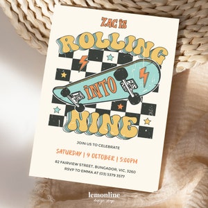 K&ouml;nnte beinhalten: Eine Geburtstagseinladung im Retro-Design mit einem Skateboard mit einem Blitz-Motiv und dem Text "Zac is Rolling into Nine". Die Einladung ist auf wei&szlig;em Hintergrund mit einem karierten Muster und Sternen.