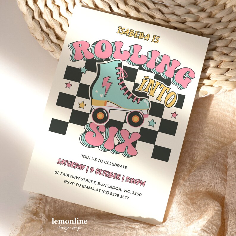 Op de afbeelding: Een verjaardagsuitnodiging met een retro ontwerp met een rolstoel met een bliksemgraphic. De tekst luidt "Isabella is Rolling into Six" met een geruite achtergrond. De uitnodiging bevat de datum, tijd en RSVP-informatie.