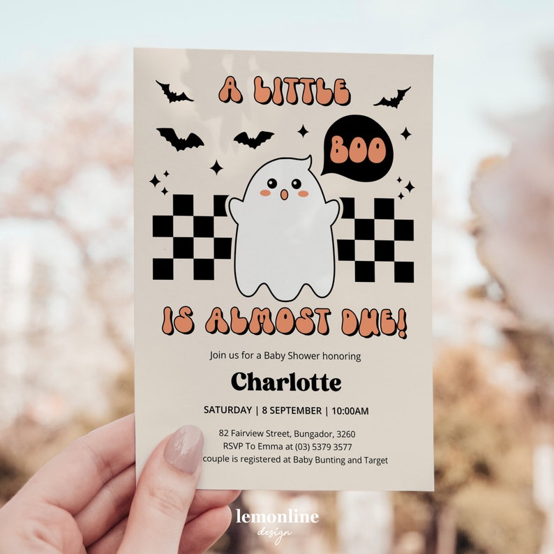 Peut inclure: Une invitation de f&ecirc;te pr&eacute;natale de couleur beige clair avec un fant&ocirc;me de dessin anim&eacute; portant un motif &agrave; carreaux noir et blanc. L'invitation indique "A Little Boo Is Almost Due!" et comprend le nom Charlotte, la date, l'heure et le lieu de l'&eacute;v&eacute;nement.