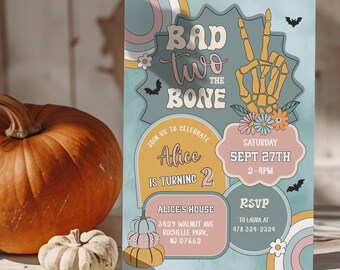 Puede incluir: Una invitación de cumpleaños con un diseño retro. La invitación presenta el texto "Bad Two the Bone" con una mano de esqueleto haciendo el signo de la paz. La invitación incluye los detalles de la fiesta: Alice cumple 2 años, sábado 27 de septiembre, 2-4 PM e información RSVP.