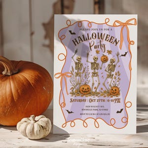 K&ouml;nnte beinhalten: Halloween-Party-Einladung mit Skeletten, K&uuml;rbissen und Flederm&auml;usen. Die Einladung ist lavendelfarben mit orangefarbenen Akzenten und lautet "Please join us for a Halloween Party" mit Datum und Uhrzeit.