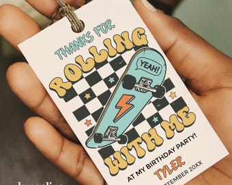 Op de afbeelding: Een crèmekleurig cadeaulabel met een skateboard illustratie en de tekst "THANKS FOR ROLLING WITH ME". Het label bevat de tekst "AT MY BIRTHDAY PARTY! TYLER 29 SEPTEMBER 20XX". Het ontwerp heeft een retro stijl.