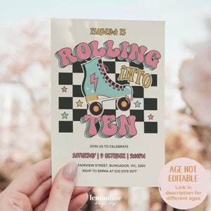 Op de afbeelding: Een verjaardagsuitnodiging met een retro-ontwerp met een rolstoel met een bliksemgrafiek op een geruite achtergrond. De tekst luidt "Isabella is Rolling into Ten" en bevat de datum, tijd en locatie van het feest.