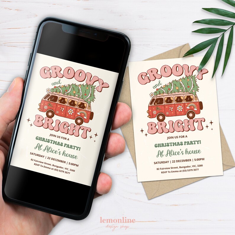 K&ouml;nnte beinhalten: Eine groovige und helle Weihnachtsfeier-Einladung mit einer Retro-Illustration eines mit Blumen und einem Weihnachtsbaum geschm&uuml;ckten Vans. Der Text lautet "Groovy and Bright" und enth&auml;lt Details zur Party, einschlie&szlig;lich Datum, Uhrzeit und Ort.